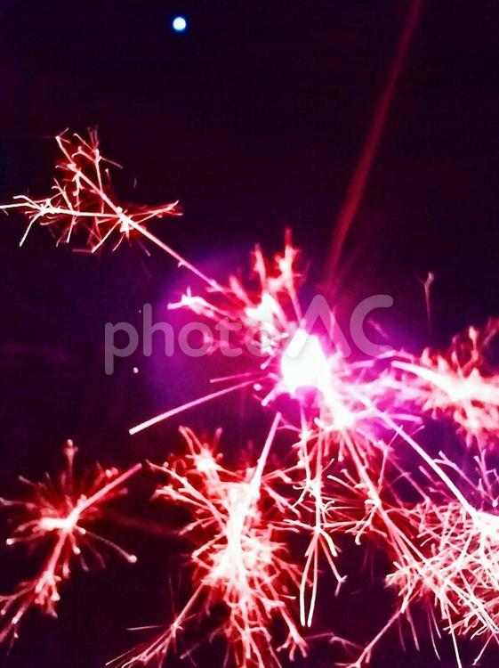 夏の終わり　線香花火 寂しい,鮮やか,きれいの写真素材