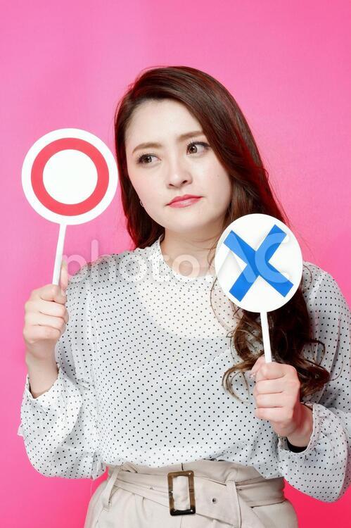 マルバツの札を持つ派手目なメークをした日本人女性3 女性,日本人,アジア人の写真素材