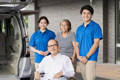 Wheelchair-riding elderly and caregivers, les personnes âgées, infirmières, une fauteuil roulant, JPG