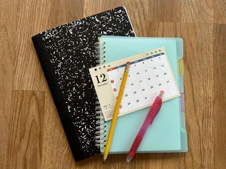 年末の机の上。カレンダーとノート。12月 12月,カレンダー,年末の写真素材