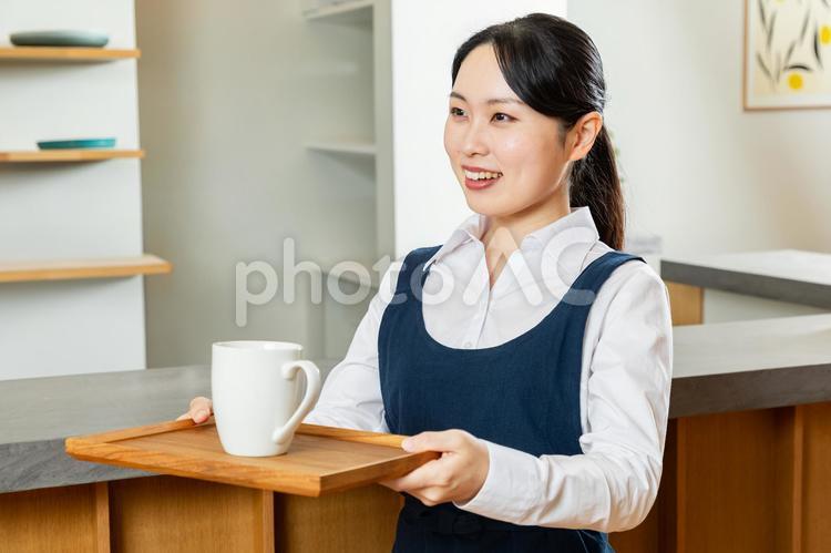 コーヒーを運ぶアジア人女性店員02 カフェ,女性,店員の写真素材