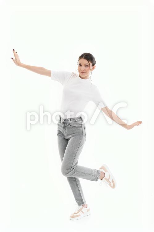 片足立ちでポーズするカメラ目線の女性 女性,方足立ち,ポーズの写真素材