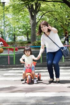 母親 育児 母親 育児 公園,女性,人物の写真素材
