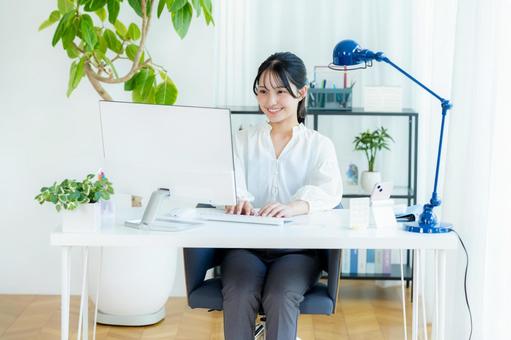 オフィスで働くビジネスウーマン ビジネスウーマン,オフィス,笑顔の写真素材