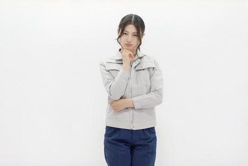 若い女性 作業着 考える 若い女性 作業着 考える 女性,ビジネスウーマン,会社員の写真素材