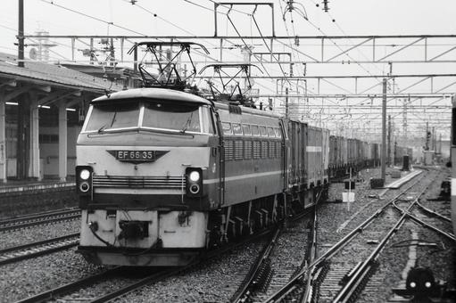 EF66形がけん引する高速貨物列車 EF66形がけん引する高速貨物列車 のりもの,鉄道写真,鉄道車両の写真素材