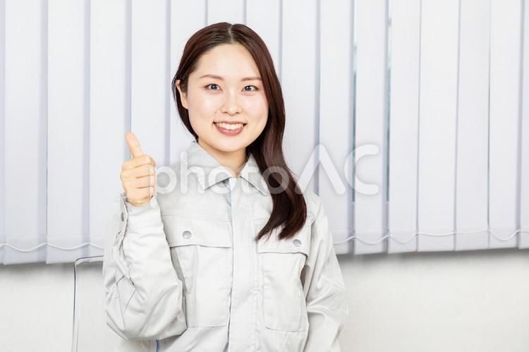 goodサインの作業着のアジア人女性01 作業員,女性,作業着の写真素材