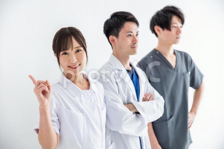 真っ直ぐ前を見つめる医療チーム 医療,医師,看護師の写真素材
