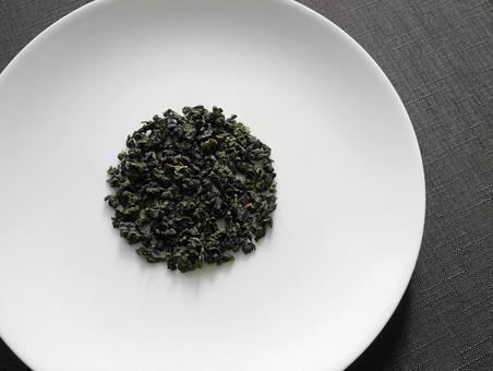 中国茶の清香型鉄観音茶の茶葉と白い皿 鉄観音茶,清香型,中国茶の写真素材