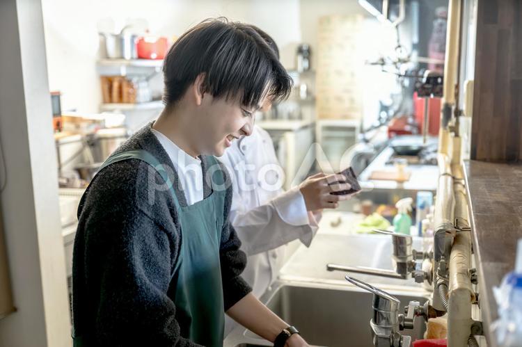 洗い物をする男性 皿洗い,洗う,台所の写真素材