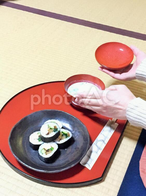 椀物の蓋を開ける女性の手　作法 女性,手,蓋を開けるの写真素材