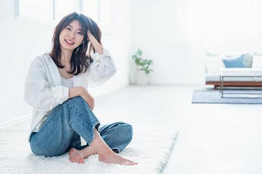 髪に触れる女性 髪,ヘアスタイル,ヘアケアの写真素材