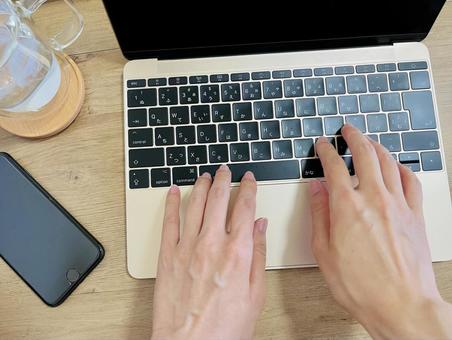 パソコン入力をする手元 パソコン入力をする手元 パソコン,ノートパソコン,タイピングの写真素材