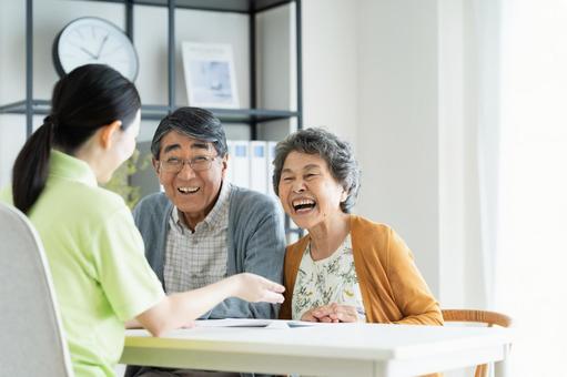 介護の相談をするシニアの夫婦 介護の相談をするシニアの夫婦 介護,相談,カウンセリングの写真素材