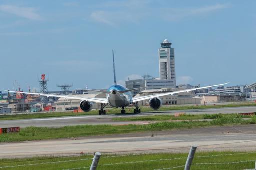 福岡空港の夏の昼の航空シーン 福岡空港の夏の昼の航空シーン 飛行機,航空機,旅客機の写真素材