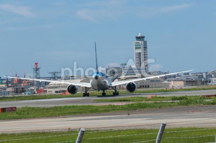福岡空港の夏の昼の航空シーン 飛行機,航空機,旅客機の写真素材