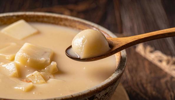 甘酒を木のスプーンで掬う 甘酒を木のスプーンで掬うの写真