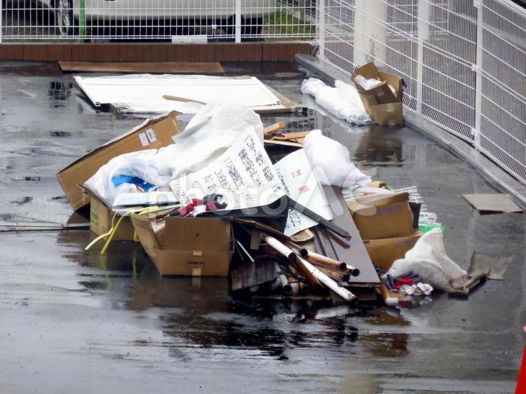 駐車スペースに放置された粗大ゴミなど 駐車場,駐車スペース,車道の写真素材