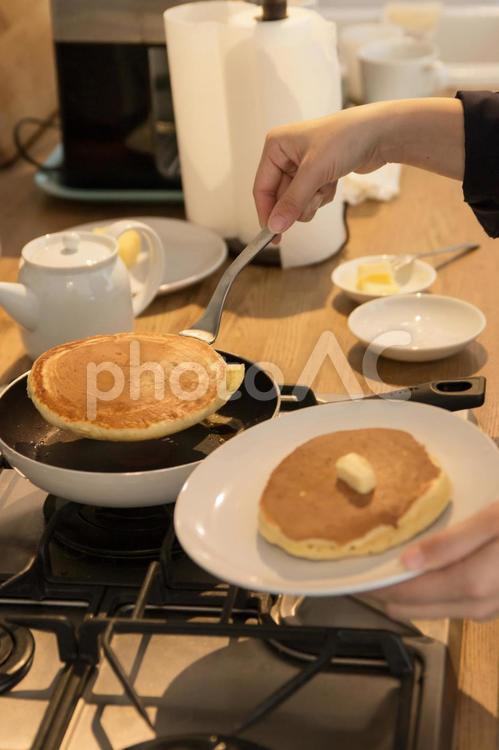 ホットケーキ　料理中　盛り付け ホットケーキ,蜂蜜,パンケーキの写真素材