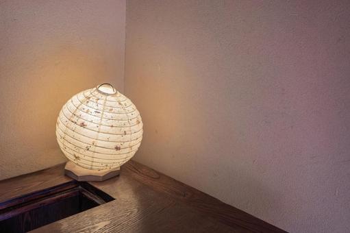 和風のランプに照らされた部屋 和風のランプに照らされた部屋 和室,古民家,和紙の写真素材