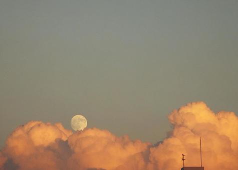 夕焼けと月 赤い入道雲 夕焼けと月 赤い入道雲の写真