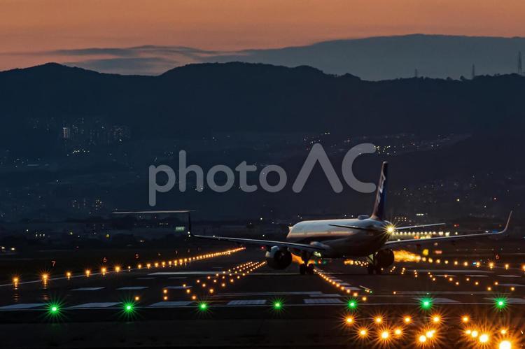 空港　飛行機（伊丹空港）57 飛行機,航空機,千里川の写真素材