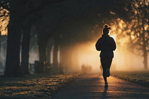 公園を走る女性3の写真