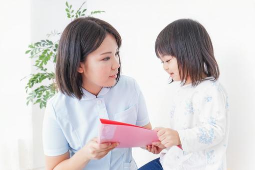 病院 子ども 診察 小児科,泣く,保険の写真素材