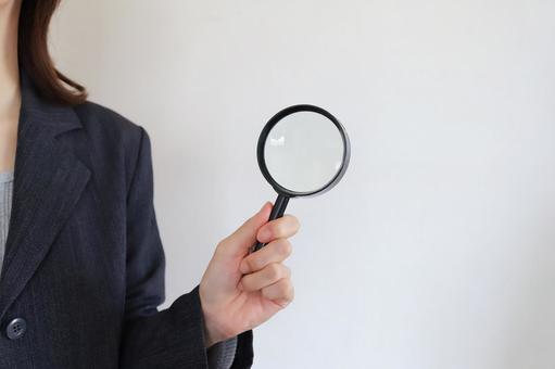 虫眼鏡を持ったビジネスウーマン 虫眼鏡,ビジネスウーマン,検索の写真素材