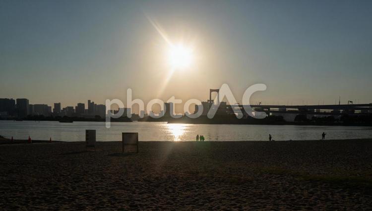 お台場海浜公園の夕日 砂浜,お台場,海面の写真素材