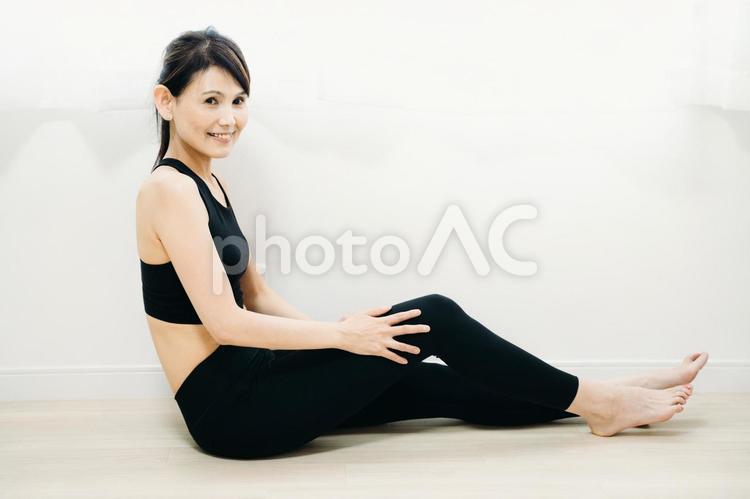 スポーツウェアを着た女性（横顔） 美脚,脚,長い脚の写真素材