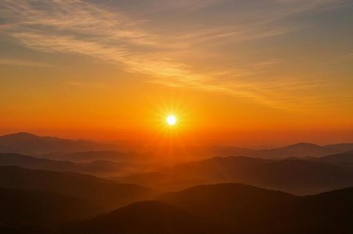 朝日と山々の幻想的な風景・美しい空の景色の写真