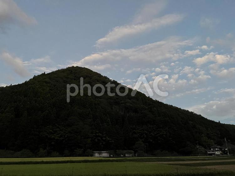 夕暮れの山と田んぼと青空 自然,背景,背景素材の写真素材