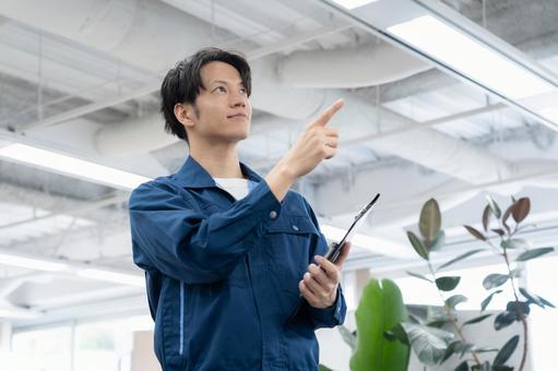 メンテナンスをする若い男性エンジニア メンテナンスをする若い男性エンジニア エンジニア,技術者,メンテナンスの写真素材