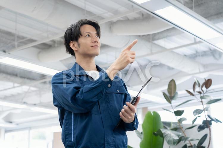 メンテナンスをする若い男性エンジニア エンジニア,技術者,メンテナンスの写真素材