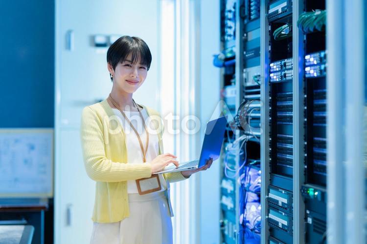 サーバーをメンテナンスをするエンジニア エンジニア,サーバールーム,seの写真素材