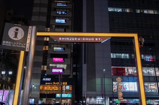 夜の新宿中央通り 夜の新宿中央通りの写真
