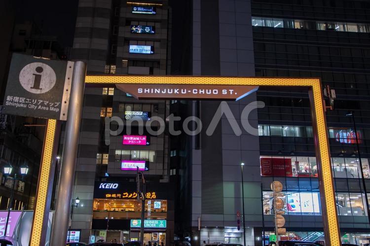 夜の新宿中央通り 新宿,新宿中央通り,夜景の写真素材
