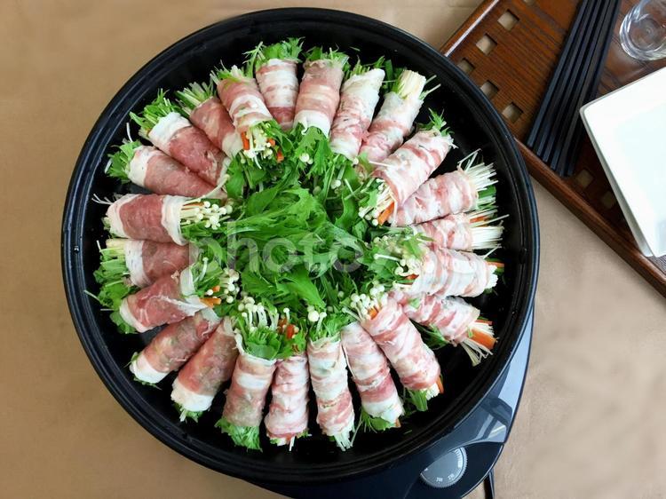 ホットプレートで蒸ししゃぶ 豚肉,水菜,ホットプレートの写真素材