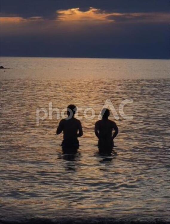 夕暮れの海 夕暮れ,夕焼け,カップルの写真素材