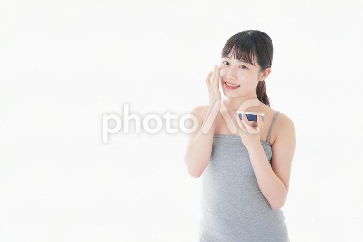 顔にクリームを塗る若い女性 美人,乾燥肌,若いの写真素材