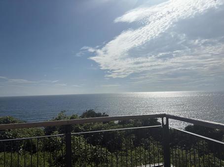 展望台から見下ろす海と青空 展望台から見下ろす海と青空 青空,雲,海の写真素材