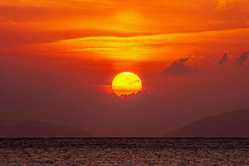 燃えるような夕日と海 燃えるような夕日と海 海,夕日,夕焼けの写真素材