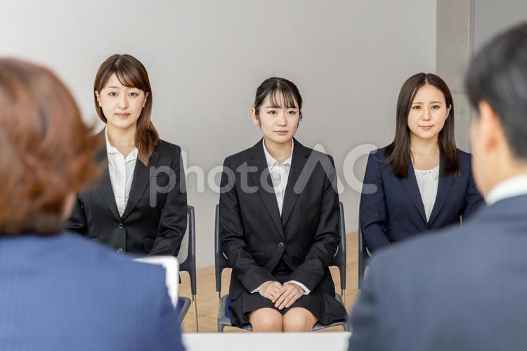 集団面接で面接官の話を聞く就活生（真剣） 就活生,集団面接,面接の写真素材