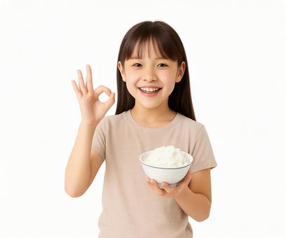 白米の入った茶碗とオッケーポーズの女の子 白米の入った茶碗とオッケーポーズの女の子の写真