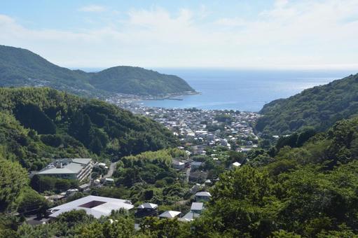 夏の朝の山から見た伊東市・宇佐美の集落 夏の朝の山から見た伊東市・宇佐美の集落 伊東市,宇佐美,集落の写真素材