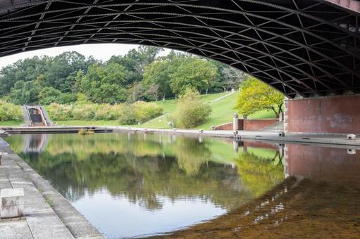 長池公園のアーチ橋の下から望む風景 長池公園のアーチ橋の下から望む風景の写真