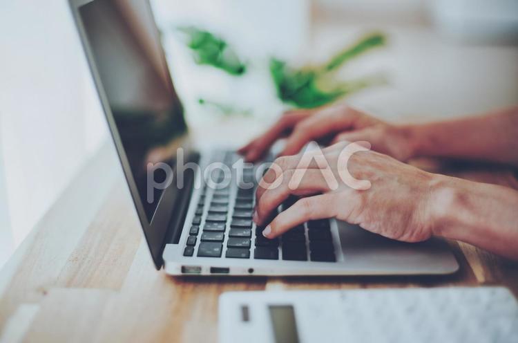 ノートパソコンで仕事をする女性の手元 ノートパソコン,人物,女性の写真素材