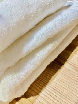 ふわふわの洗いたての白いタオルの写真