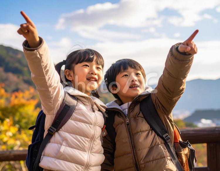紅葉に染まる山で空をさす子供たち ビジョン,将来,子供の写真素材